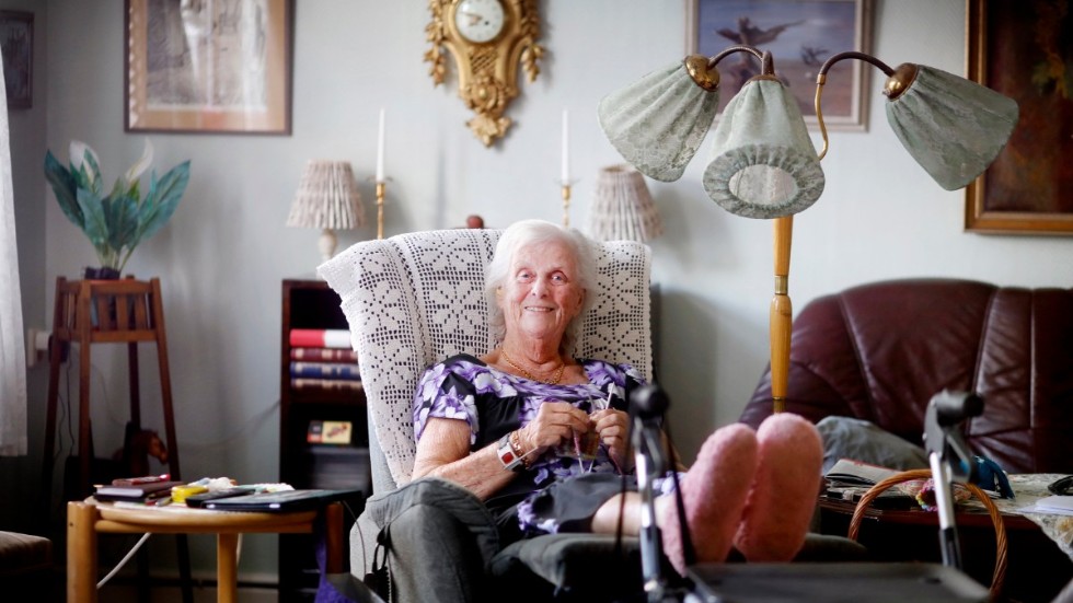 En älskad hobby – Anita Axelsson stickar ständigt och jämt och har bestämt sig för att skänka 100-talet mössor och vantar till Frälsningsarmén. "Jag har förstått att det finns de som inte kan sticka men jag började när jag var nio år."