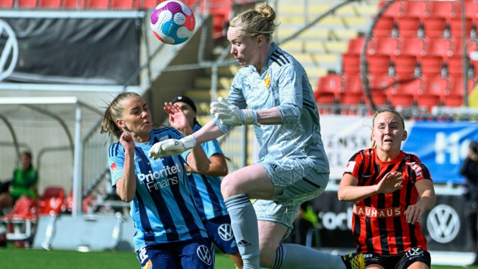 Hedvig Lindahl agerar i Djurgårdens bortamatch mot Brommapojkarna.