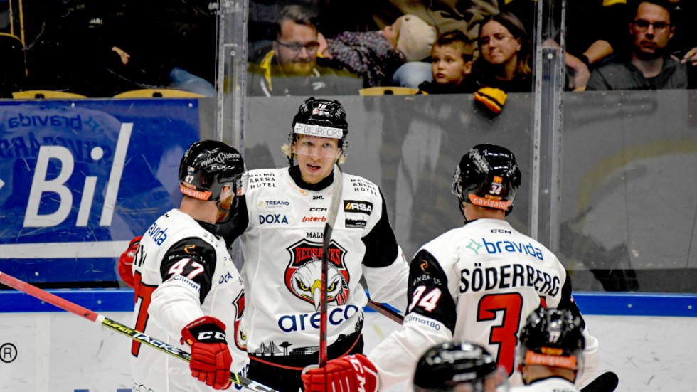 Malmös Marcus Sylvegård jublar tillsammans med sina lagkamrater efter 2–0-målet i segermatchen borta mot Skellefteå.