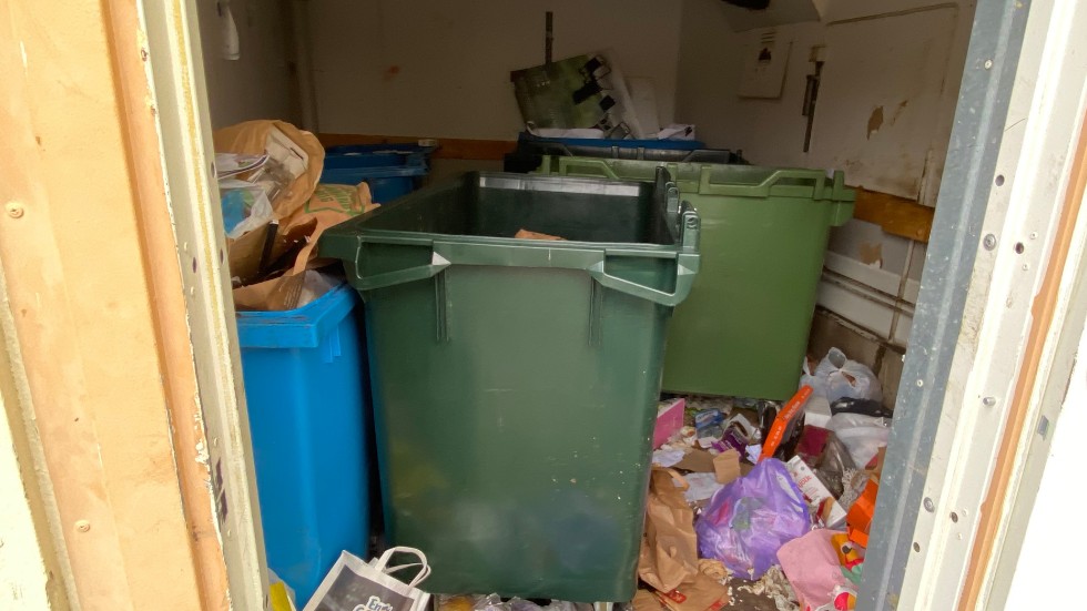 En alltför vanlig syn i miljörummet vid Limmaregatan 5. Nu höjs rösterna på kameraövervakning bland hyresgästerna medan Rikshem vill avvakta effekterna av andra åtgärder.