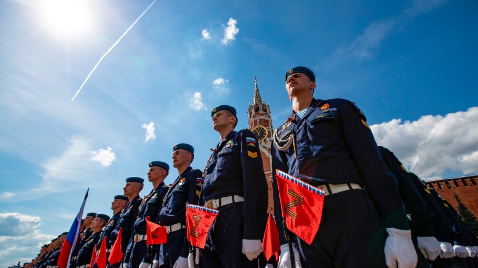 Ryska soldater i samband med en militär högtidsdag i Moskva i augusti. Z på flaggorna har blivit symbol för den ryska militären.