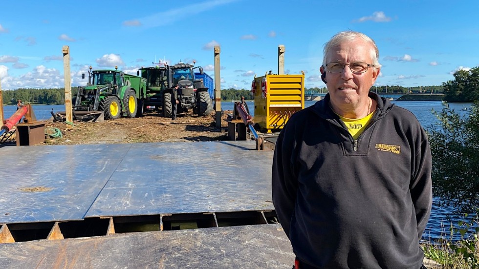 ”Om vi fått bättre information och ett trevligare bemötande av Trafikverkets personal hade situationen inte behövt bli så irriterad” säger Janne Torell, Hållingsbo gård, som ficke en rejäl merkostnad för skördearbetet när pråmen fick hyras in för att transportera tröskan till Arnö.