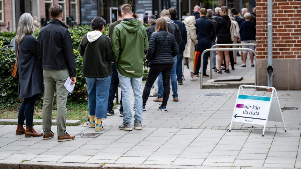 En lång kö till vallokalen i Fågelbacksskolan i Malmö.