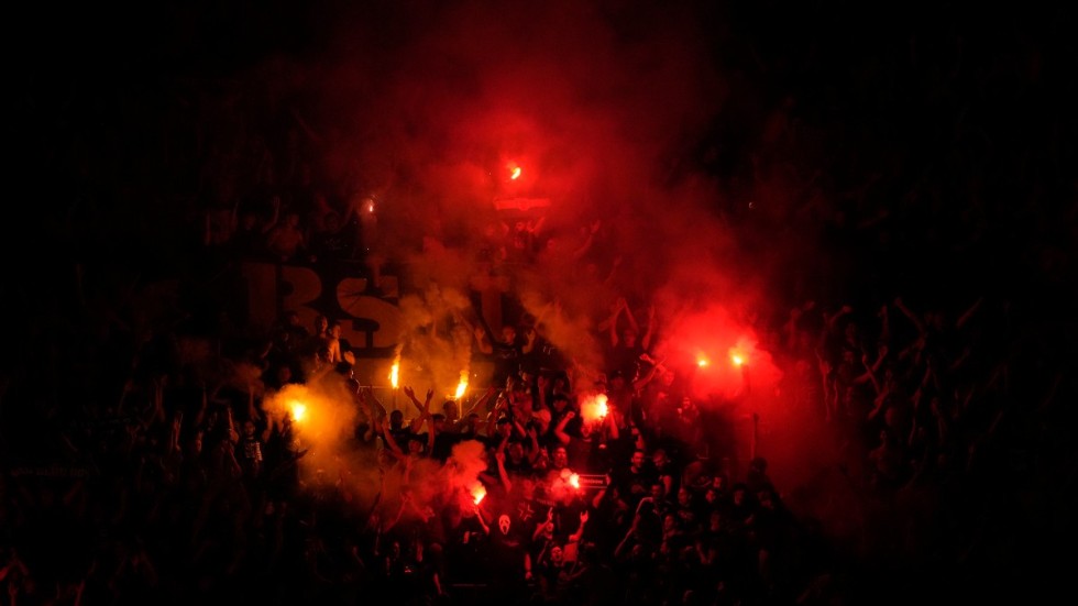Dinamo Zagrebs supportrar tände bengaler inne på San Siro i samband med CL-matchen mot Milan.