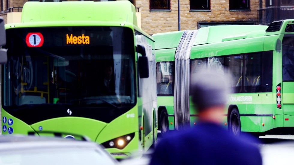 Alla busschaufförer på Sörmlanstrafiken uppmanas till att stanna bussarna för att delta i den nationella tysta minuten 12.00 på tisdagen.