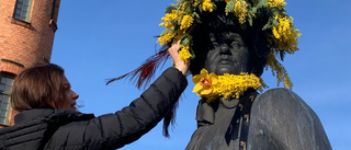 Moa smyckades med blommor på kvinnodagen