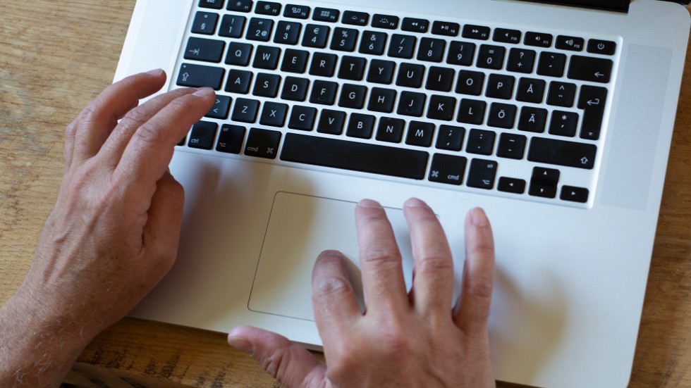  Du tillhör uppenbarligen inte de äldres skara så använd din dator, padda eller smartphone och handla online så är du av med problemet, skriver signatur Nile MM". I ett svar på tidigare insändare.