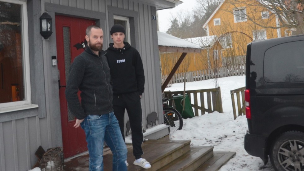 Roland och Samuel Thorngren är inte nöjda med kommunens lösning för skolmaten, som innebär att de måste åka åtta mil. Det är den lösning vi har, svarar kommunen.