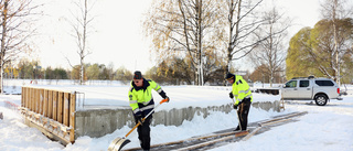 Scenbygge försenas av snösmockan