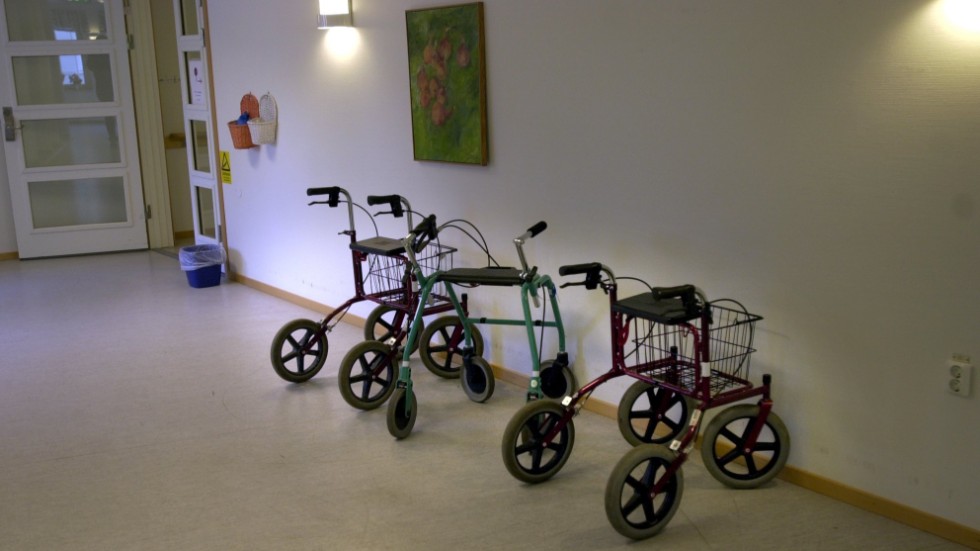 En person på ett omsorgsboende har avlidit.