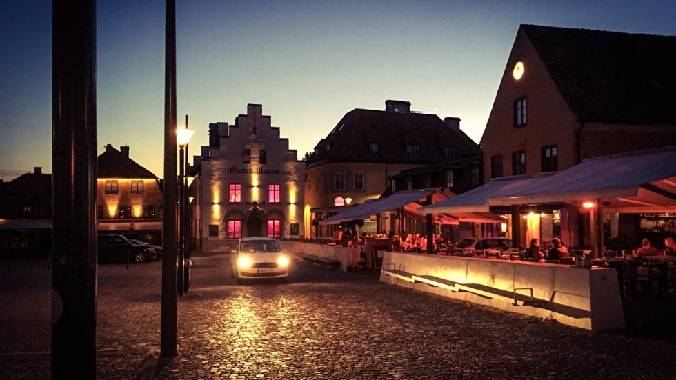 Alkoholförsäljning på restauranger och krogar får bara ske fram till klockan 20.00 från och med julafton.