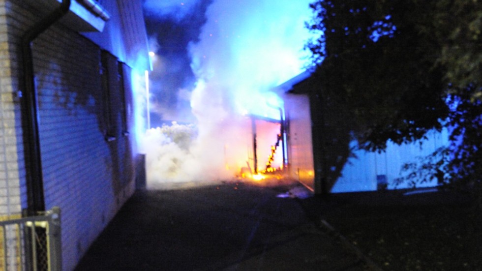 En brand i ett soprum riskerar att sprida sig till andra byggnader.