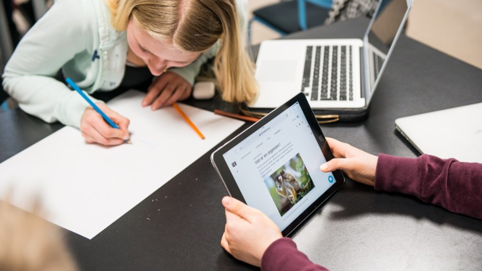 Kommunen har köpt in ett antal surfplattor för att förse de elever med mest akut behov. Bilden är tagen i ett annat sammanhang.