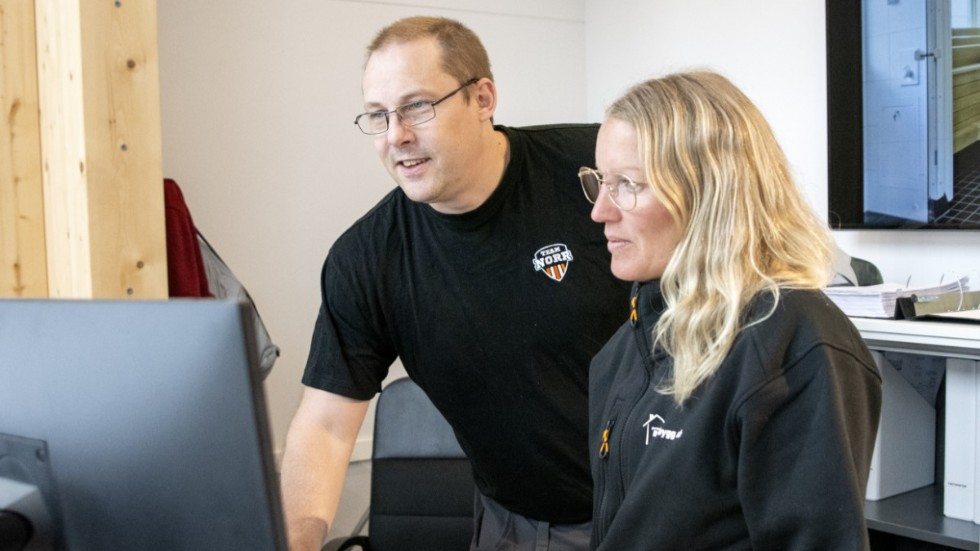 IT-konsulten Fredrik Hjälte hjälper Malin Sundqvist på Svenska Norrbygg med hennes dator.