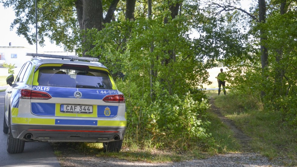 En polispatrull bevakade på söndagsmorgonen området vid Krookska dungen i Visby.