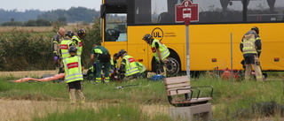 Motorcyklist hamnade under buss vid kollision