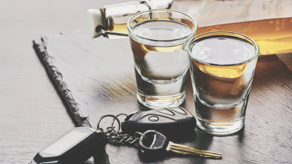 Mannen hade över två promille alkoholkoncentration i blodet när han körde bilen genom staketet, och hade indraget körkort sedan tidigare.