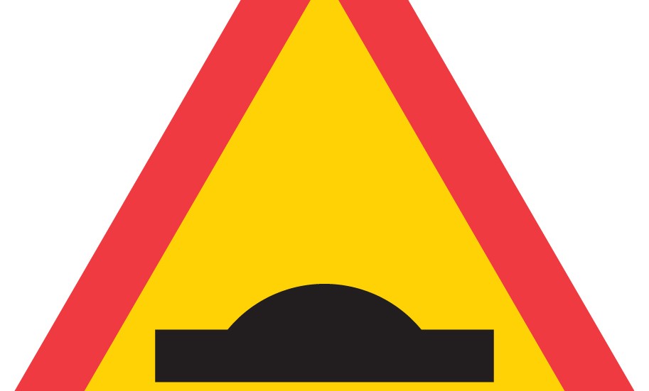 Det finns varningsskyltar före varje farthinder, påpekar signaturen "Öva mjukkörning".