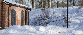 Här är aktören som skrivit markavtal bakom lokstallarna