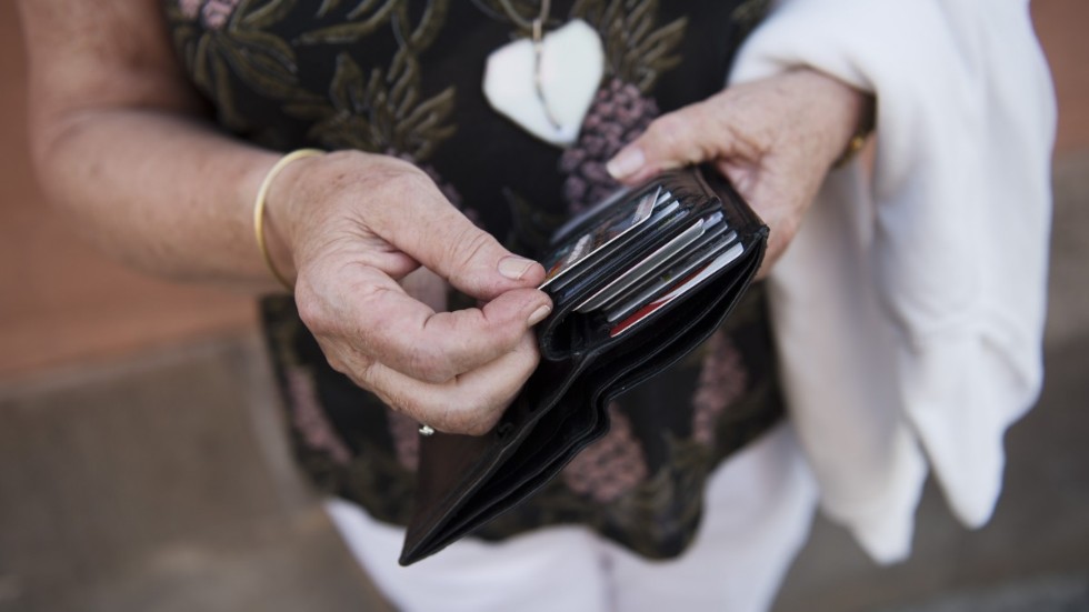 Kvinnan som blev bestulen hade behövt lämna ut bankkort och kod, för sina inköp, till ett okänt antal i hemtjänstpersonalen.
