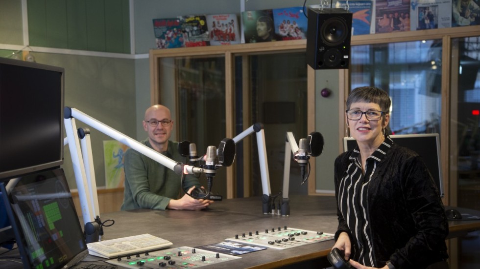Tommy Lundström, lärare i radio, och Ulrika Lindgren, lärare i journalistik, förbereder dagens undervisning i podcastproduktion.