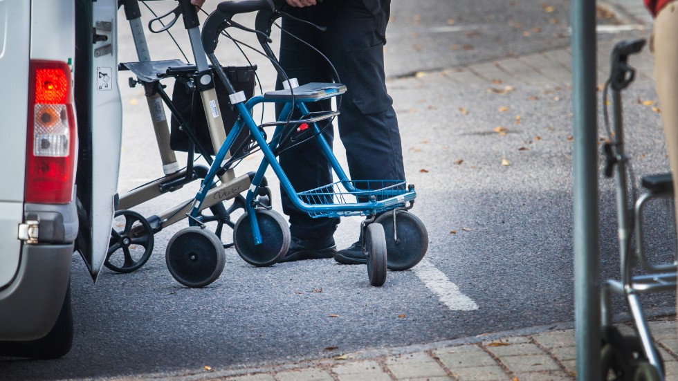 Prata med oss om hur vi upplever vår situation innan vi får käftsmällar på vartannat, uppmanar insändarskribenten politikerna.  