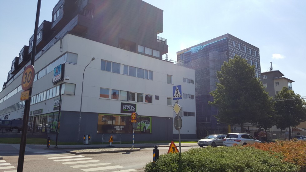 Det svarta huset passar illa in i området, skriver Göran Valdemar Lacksell.