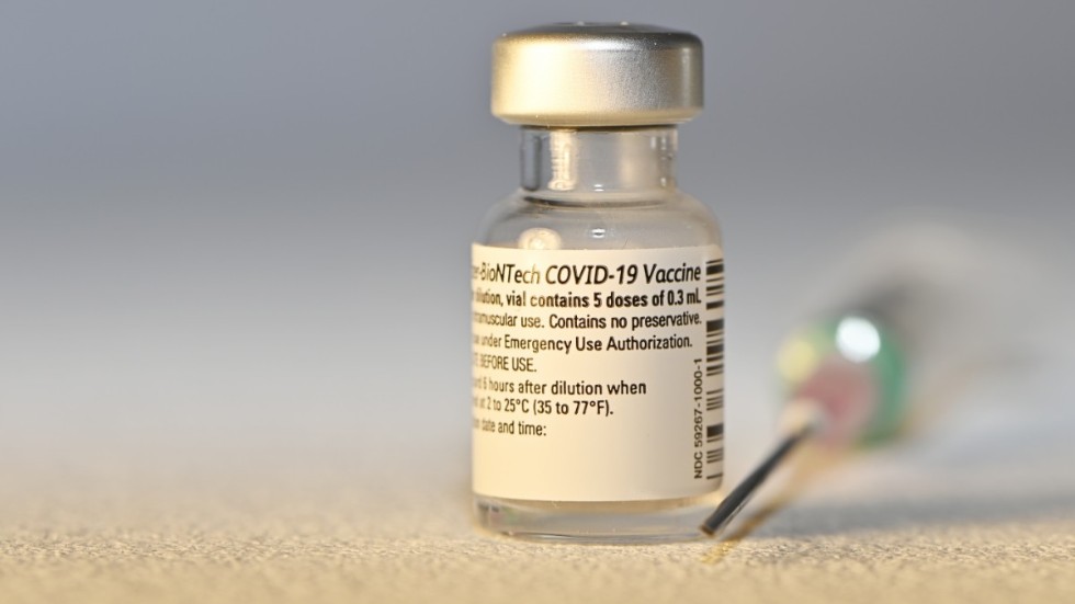 Om politiker och tjänstemän tränger sig före i vaccinationskön är det brott som bör få konsekvenser, skriver Thomas Nordlöv.