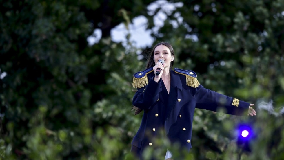 Estraden (Louise Lennartsson) sjöng låten "Dansar med mig själv" i tisdagens "Allsång på Skansen".