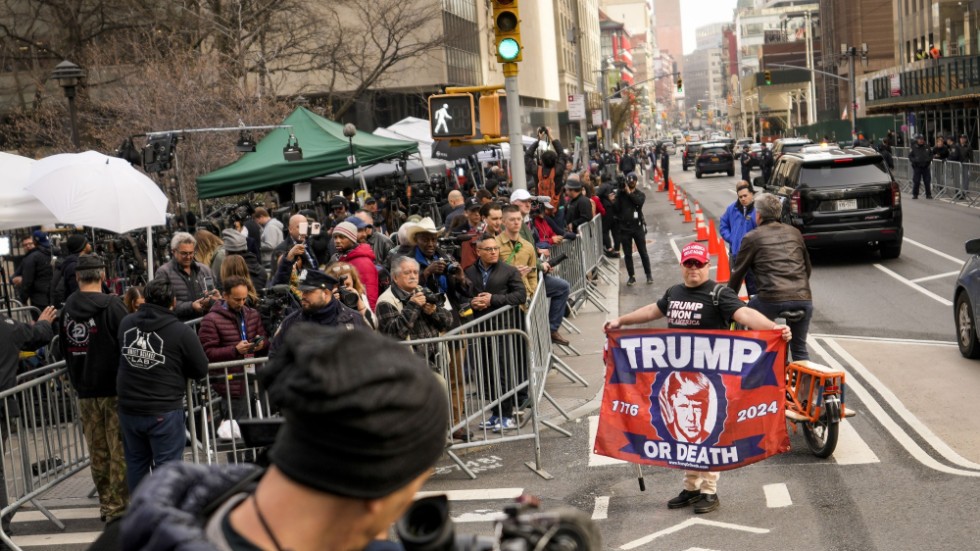 Trumpanhängare utanför domstolen på Manhattan.