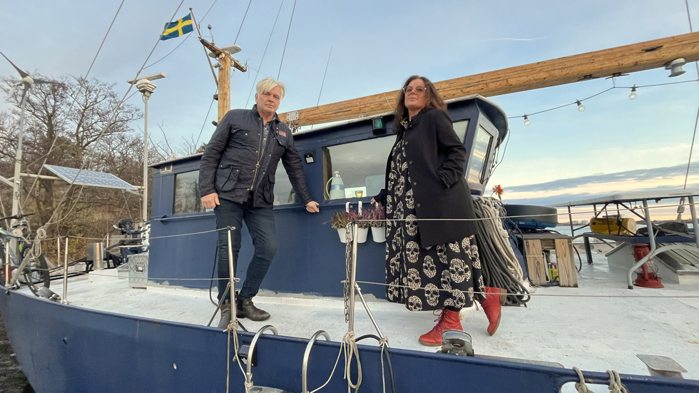 Niclas Ådemark och Lotta Eliasson har bytt hus mot båt och bor permanent på sitt flytande hem vid Slottsholmens marina. 