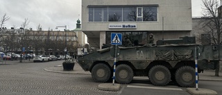 Har du sett militärfordon köra runt i Motala i dag? Här är varför