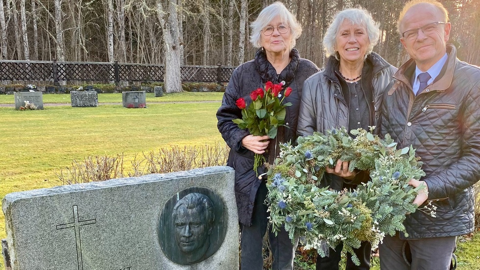 Kicki Buchholtz och Agneta Ekstedt-Frejd la ner en krans och blommor på sin pappas grav i Lövstabruk. Till höger Mikael Oscarsson.