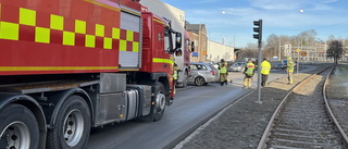 Lastbil och personbil i krock i centrala Norrköping