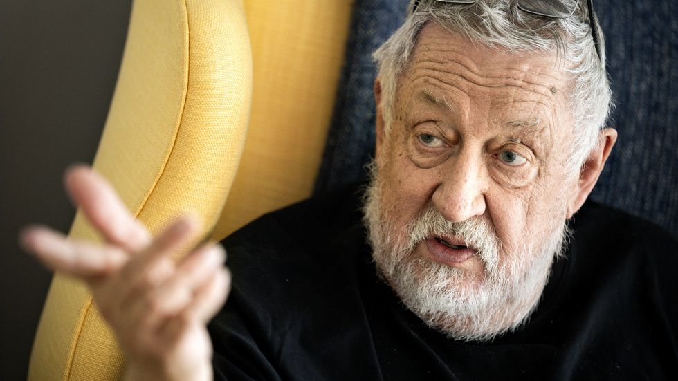 Leif GW Persson avfyrar en AR-15 för att visa hur kraftfullt det omstridda vapnet är.