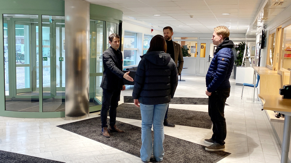 Eleverna Dielle Wikinghielm och Åke Lindberg fick en exklusiv intervju med Elias Georges (S) och Mark Henriksson (M) om vad som hände med Lalandia för ett år sedan.