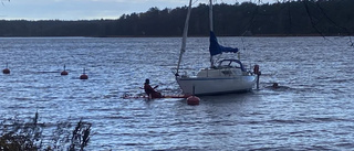 Här dras drivande båten in till land