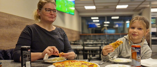 Elin heter succén på lokala pizzerian – och här är Elin