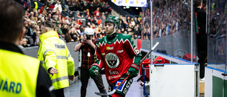 Frölundaspelaren stängs av efter tacklingen mot LHC-spelaren