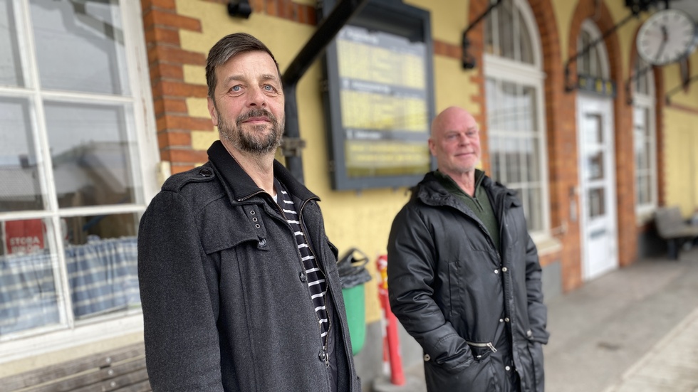 Platschef Tommy Norrby (till vänster) och Perra Hermansson från FKAB gav tidningen en rundtur under renoveringen av stationshuset. 