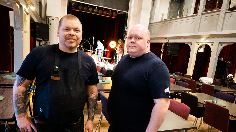 Både Johan Lans och Johan Stålnacke är kulturintresserade och tycker det ska bli roligt att jobba tätt med kulturarrangörerna på Kulturcentrum Ebeneser. Den här dagen är det Fredrik Hangasjärvis orkester som ska spela och det blir tornedalskt på menyn.