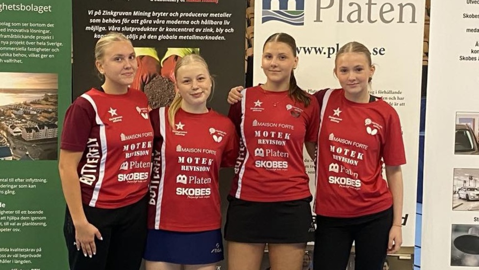 Klart för högsta serien. Västers BTK:s damlag har nu definitivt spelat sig upp till högsta serien Pingisligan. Det är första gången som Motalaklubben är på denna nivå med damlaget. Från vänster ses Nathalie Österlund, Clara Ellermann, Betty Engström och Sofia Sahle.