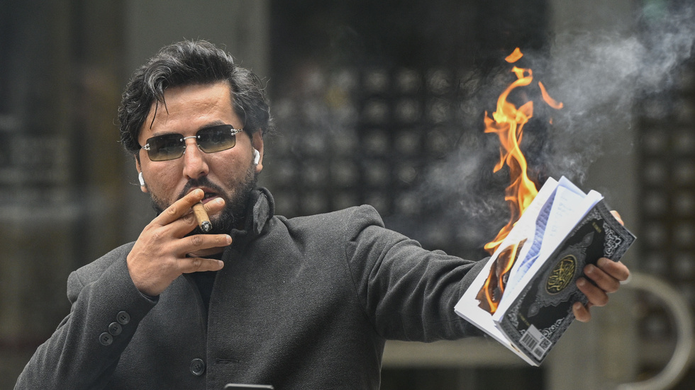 Salwan Momika bränner en koran i Stockholm augusti 2023.