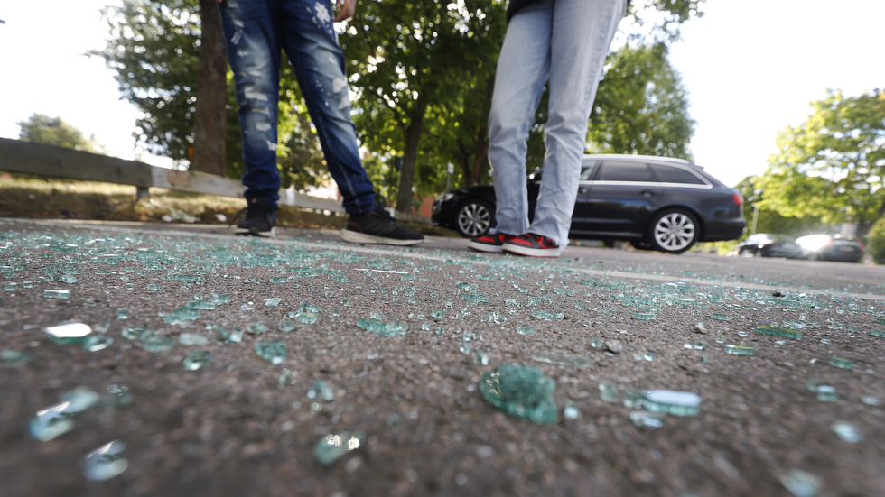 Krossat bilglas asfalten i Årby efter skjutningen som krävde ett liv den 30 augusti.