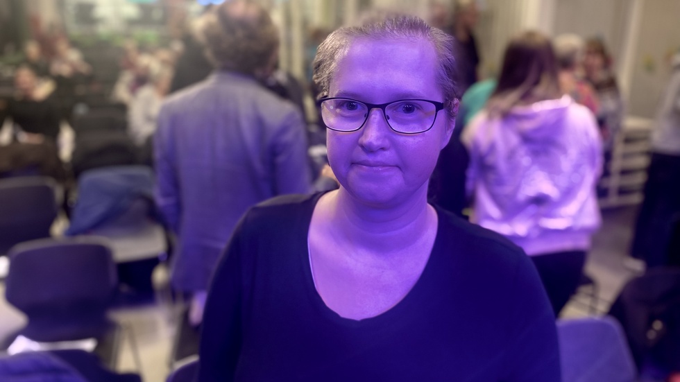 "Piteå kommun verkar tro att jag är 80 år gammal", sa dövblinda Evelina Lindberg via sina tolkar. Hon menar att det är så mycket hon saknar i livet just nu och väntan är jobbig.