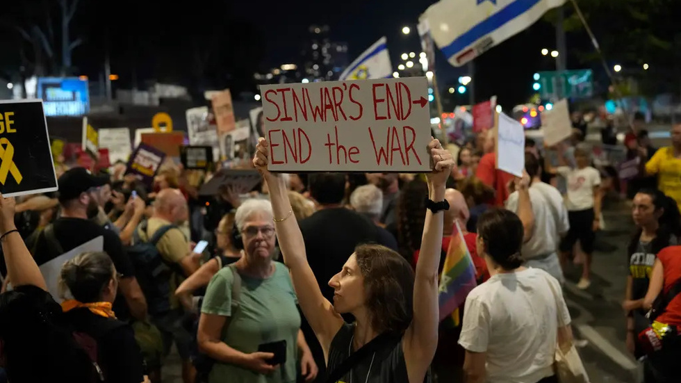 Här en bild från demonstrationer i Tel Aviv i Israel efter torsdagskvällens besked om att Hamas högste ledare Yahya Sinwar dödats i en eldstrid i Gaza. På plakatet manas regeringen att låta Sinwars död ta död på kriget. 