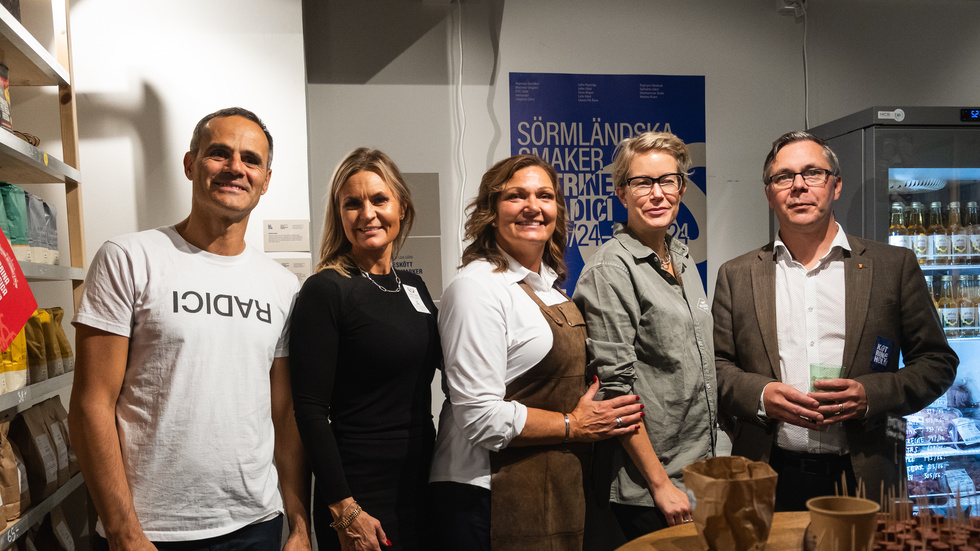 Radicis grundare Amilcare Astone tillsammans med Hanna Larsson, Lida gård, Pernilla Wallstedt, Sjöholms gård, Ida Lindberg Klausen, Warbro kvarn och kommunalråd Johan Söderberg (S).