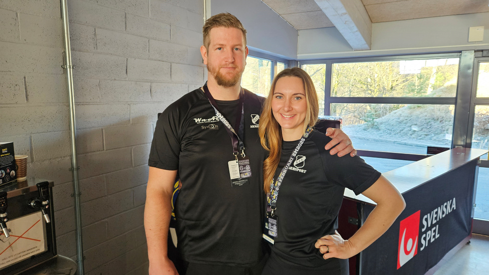 Läppeparet Simon Gustafsson och Sofia Larsson på plats på SM i armbrytning i Borås.