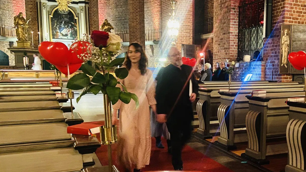 Malin Lindblom och Markus Holmkvist drop in-gifte sig i Klosters kyrka under fredagskvällen.