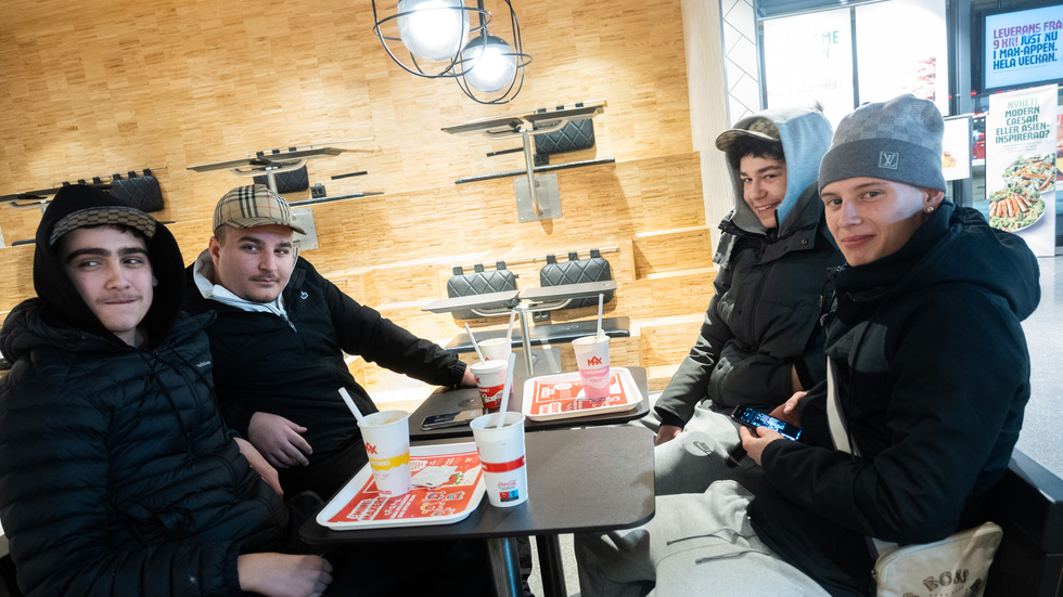 Loran Hasan, 16, Mohamed Aiekda, 20, Zakaria Alsharaif, 18, och Jonathan Nordström, 20, har förståelse för att det blir jobbigt för personalen.